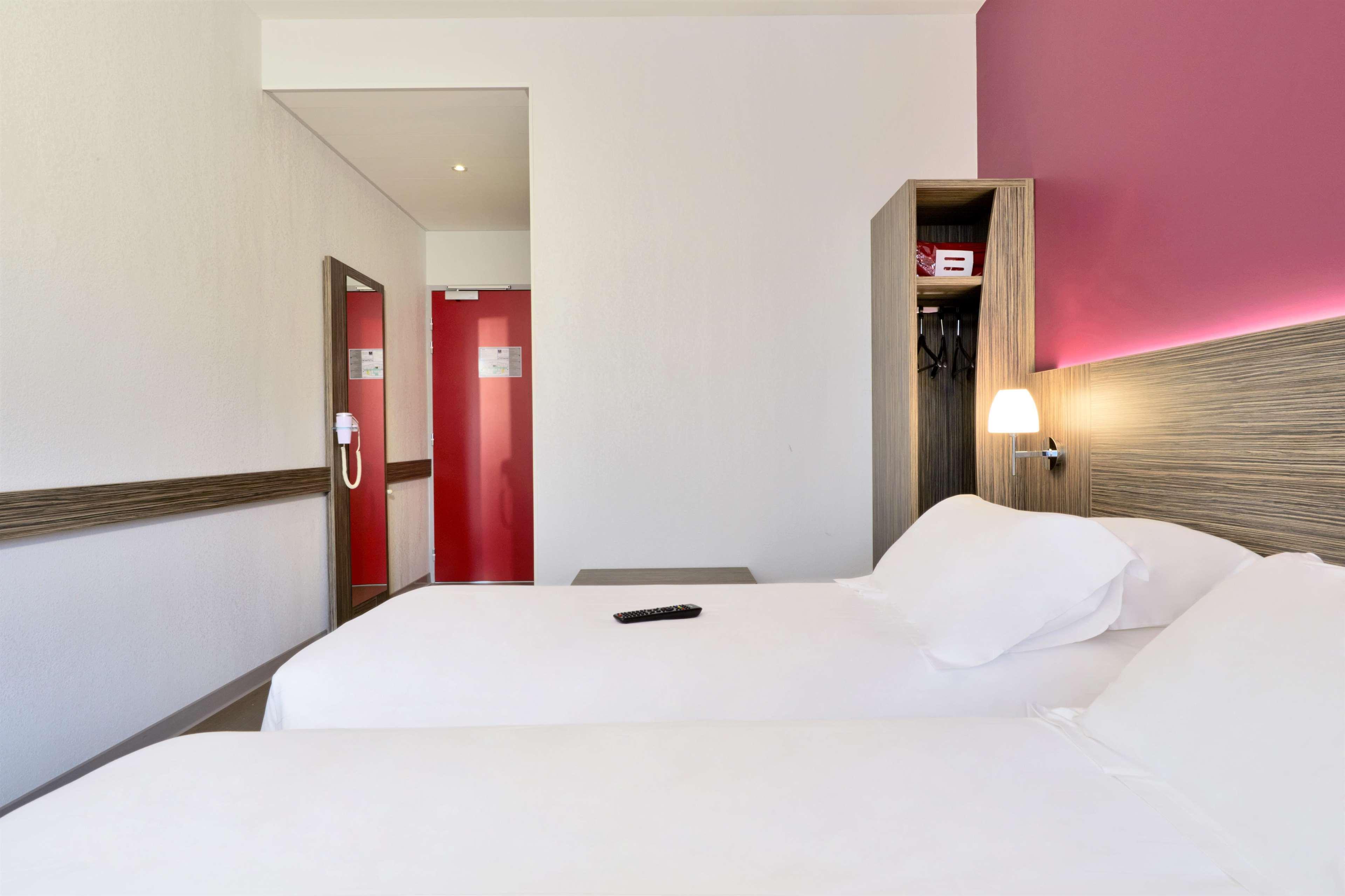 กีริอาด แซ็ง เชอลี ดาปแชร์ แอร์ เดอ ลา โลเซร์ Hotel Albaret-Sainte-Marie ภายนอก รูปภาพ